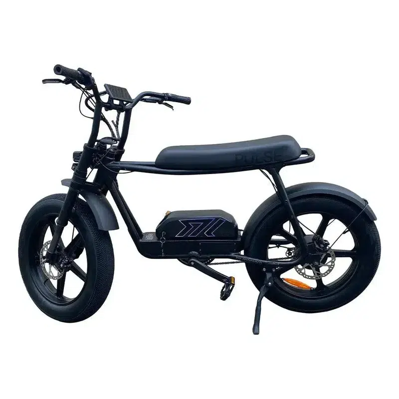 Zwarte elektrische fatbike in brommerstijl met lang zadel, zijaanzicht op wit