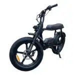 Zwarte fatbike met dikke banden, schijfremmen en lang zadel, moped-stijl e-bike