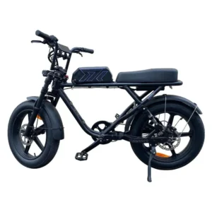 Zwarte moped-stijl e-bike met dikke banden, lange zadelbank, schijfremmen en spatborden.