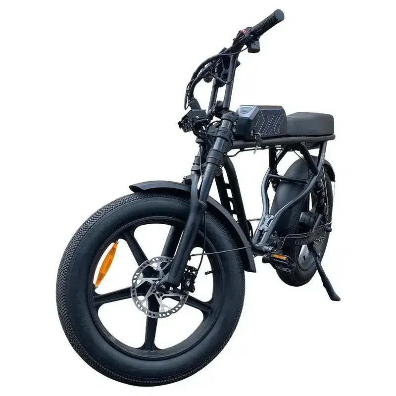 Zwarte moped-stijl elektrische fiets met dikke banden, voorvering en schijfrem, driekwart aanzicht.