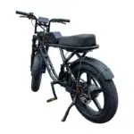 Zwarte moped-stijl e-bike met dikke banden, lange zadelbank, spatborden en schijfremmen