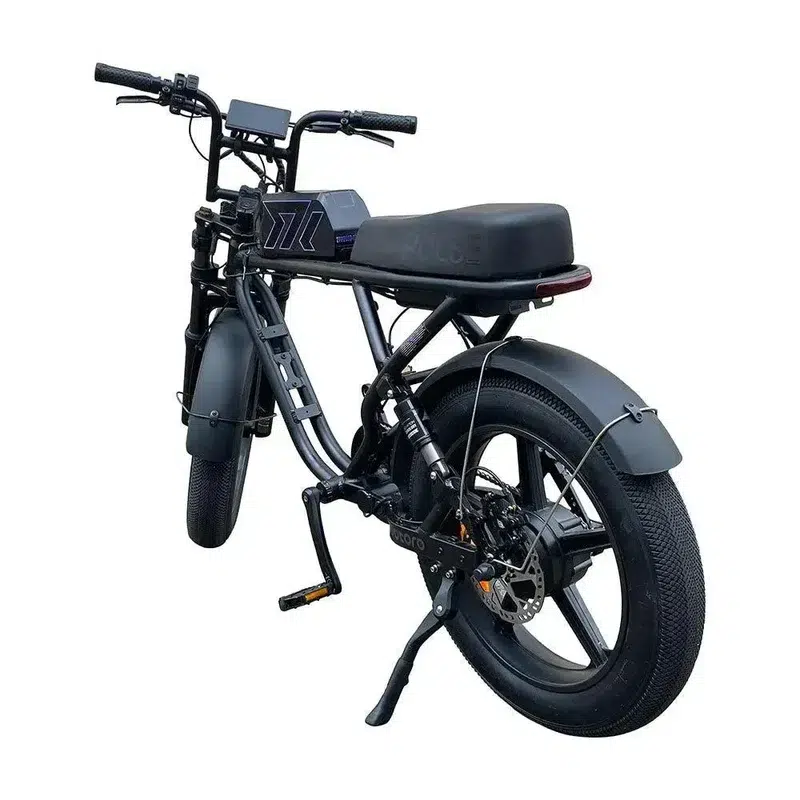 Zwarte moped-stijl e-bike met dikke banden, lange zadelbank, spatborden en schijfremmen