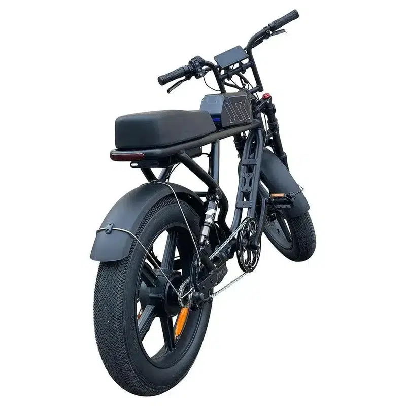 Zwarte e-bike met brommerstijl, dikke banden, lang zadel en spatborden, schuin van achteren gezien.