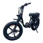 Zwarte e-bike met dikke banden en lang zadel, moped-stijl, op witte achtergrond.