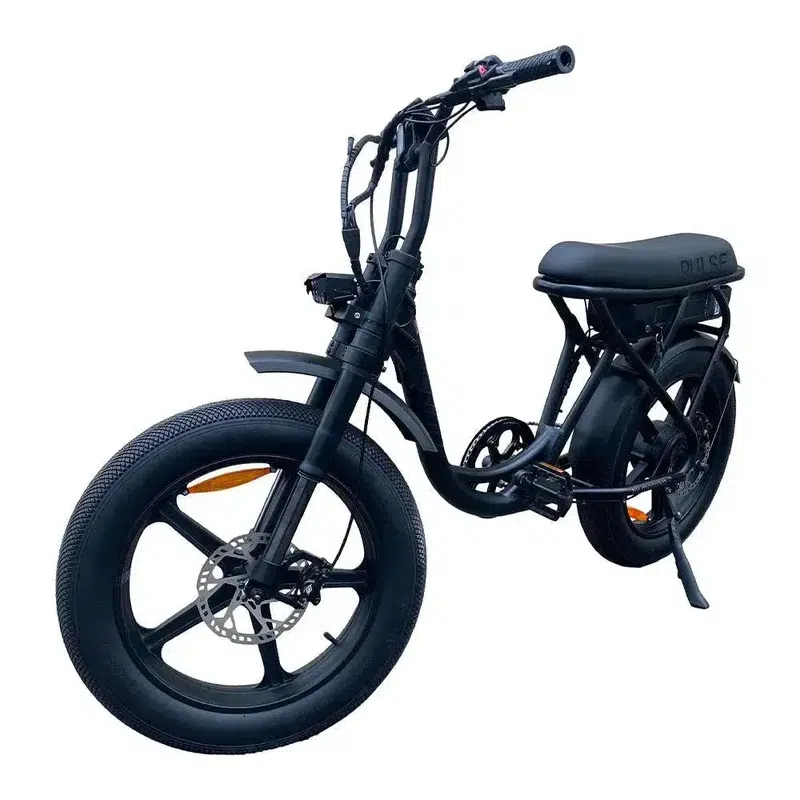 Zwarte e-bike met dikke banden en lang zadel, moped-stijl, op witte achtergrond.