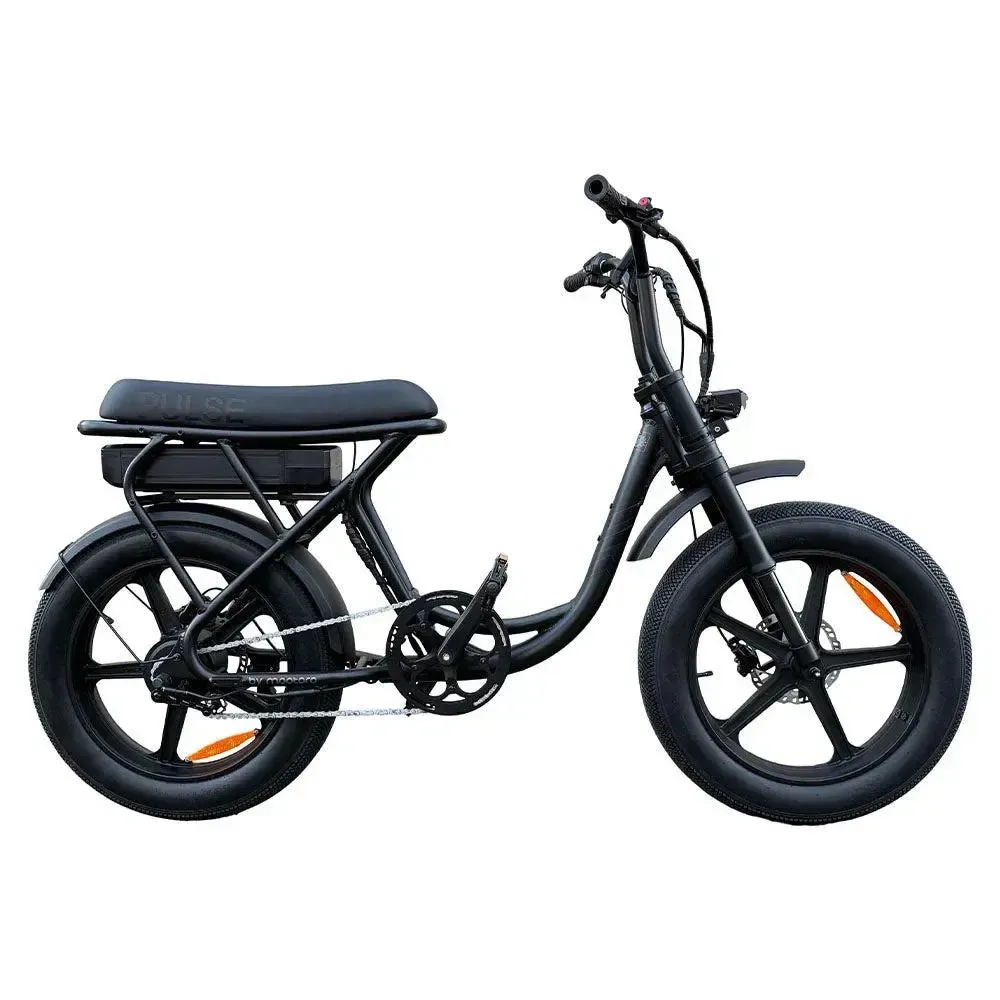 Zwarte elektrische fatbike met dikke banden, lang zadel en accu onder het zadel, zijaanzicht op wit.
