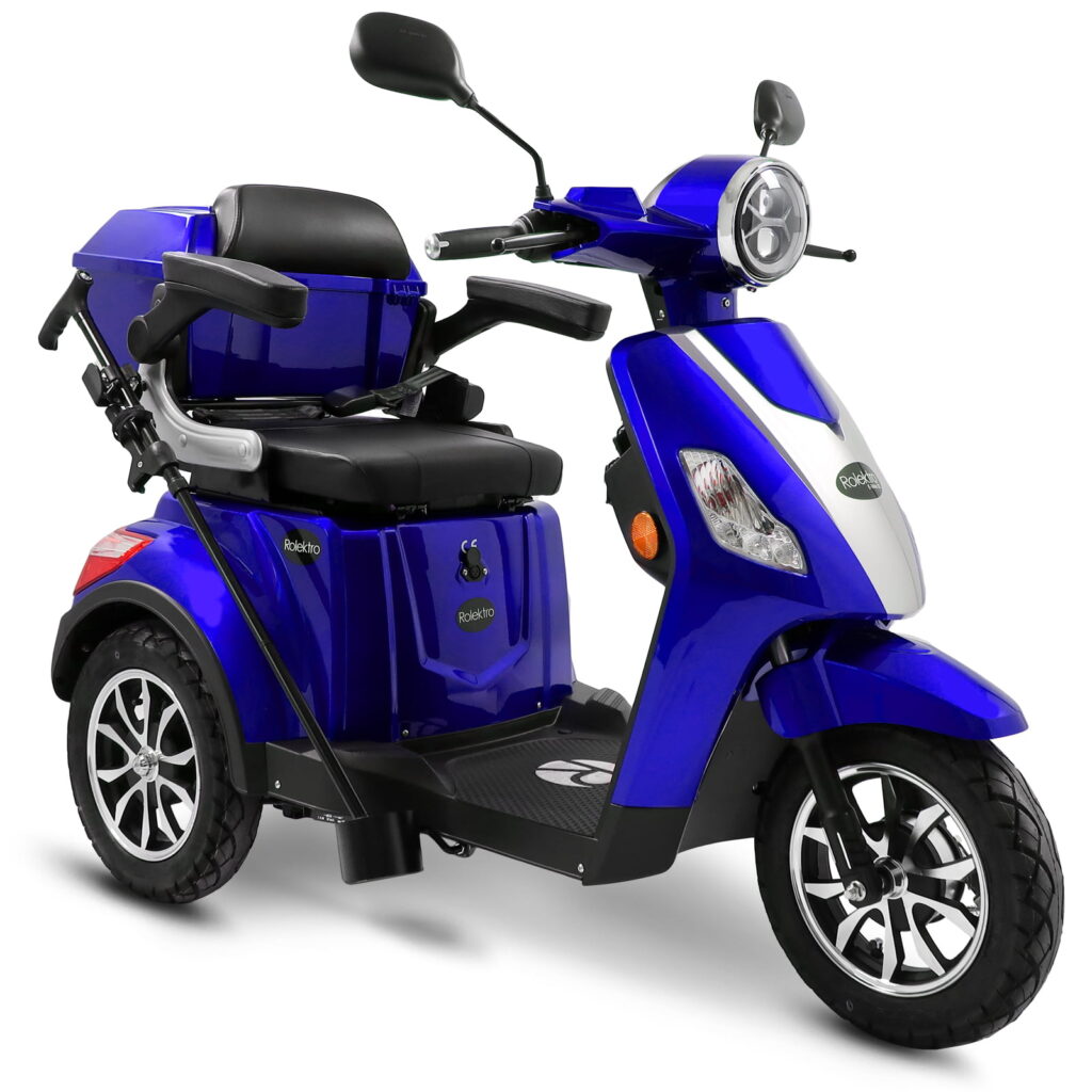 Elektrische driewielige scootmobiel in glanzend blauw met armleuningen en achterkoffer.