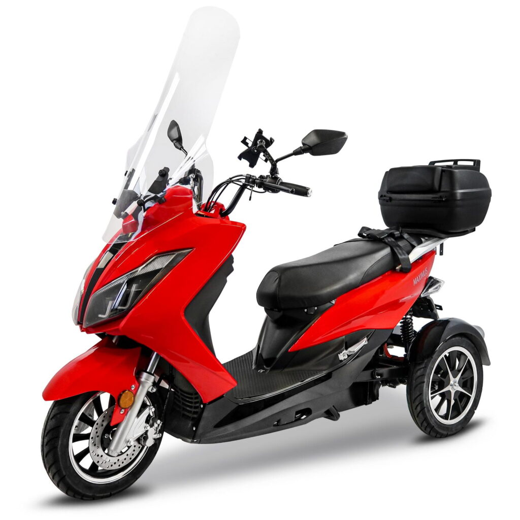 Rode driewielige scooter met hoog windscherm, topkoffer en sportieve velgen op witte achtergrond.