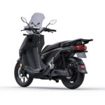 Zwarte elektrische scooter met windscherm en bagagedrager, schuin van achter op witte achtergrond.