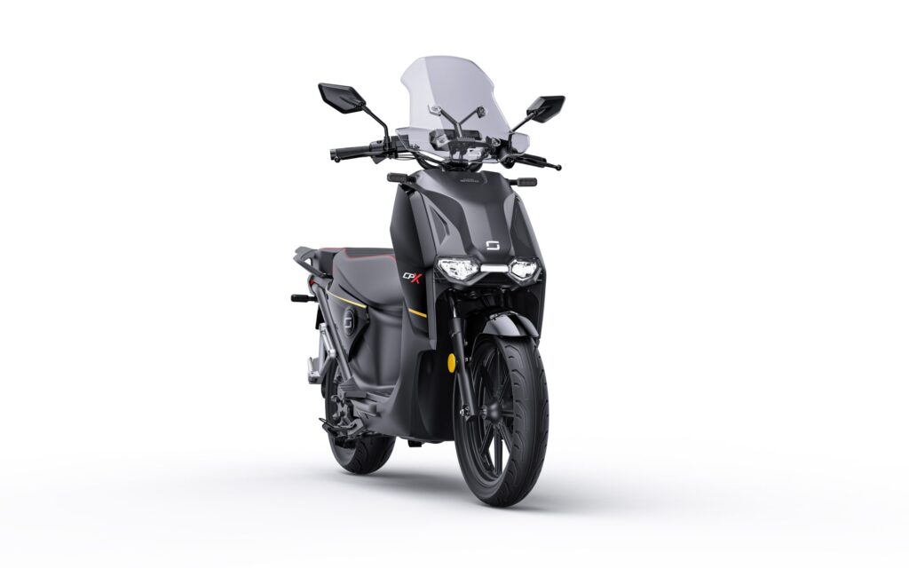 Zwarte elektrische scooter met hoog windscherm, driekwart vooraanzicht op witte achtergrond