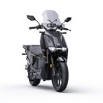 Zwarte elektrische scooter met hoog windscherm, driekwart vooraanzicht op witte achtergrond