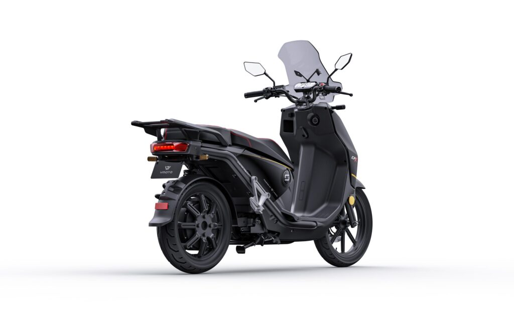 Zwarte elektrische scooter met windscherm en spiegels, achteraanzicht op witte achtergrond.