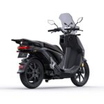 Zwarte elektrische scooter met windscherm en spiegels, achteraanzicht op witte achtergrond.