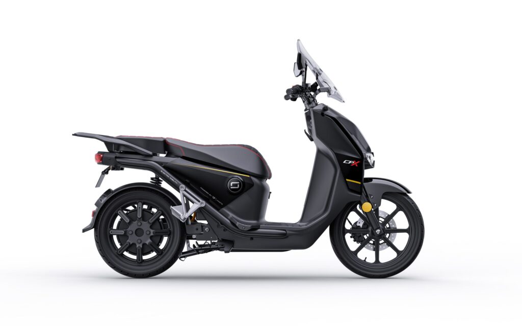 Moderne zwarte e-scooter met windscherm, zijaanzicht op witte achtergrond.