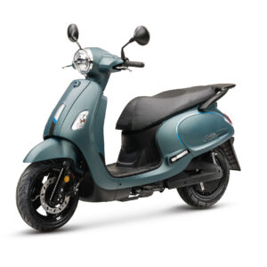 Groenblauwe retro-scooter schuin van voren, met ronde koplamp, zwarte zitting en spiegels op witte achtergrond.