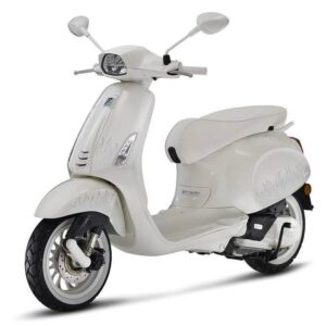 Witte retro scooter met subtiele vlammenprint, schuin van rechts gefotografeerd op witte achtergrond.