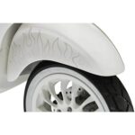Close-up van een wit scooterwiel met spatbord met subtiele vlammenprint.