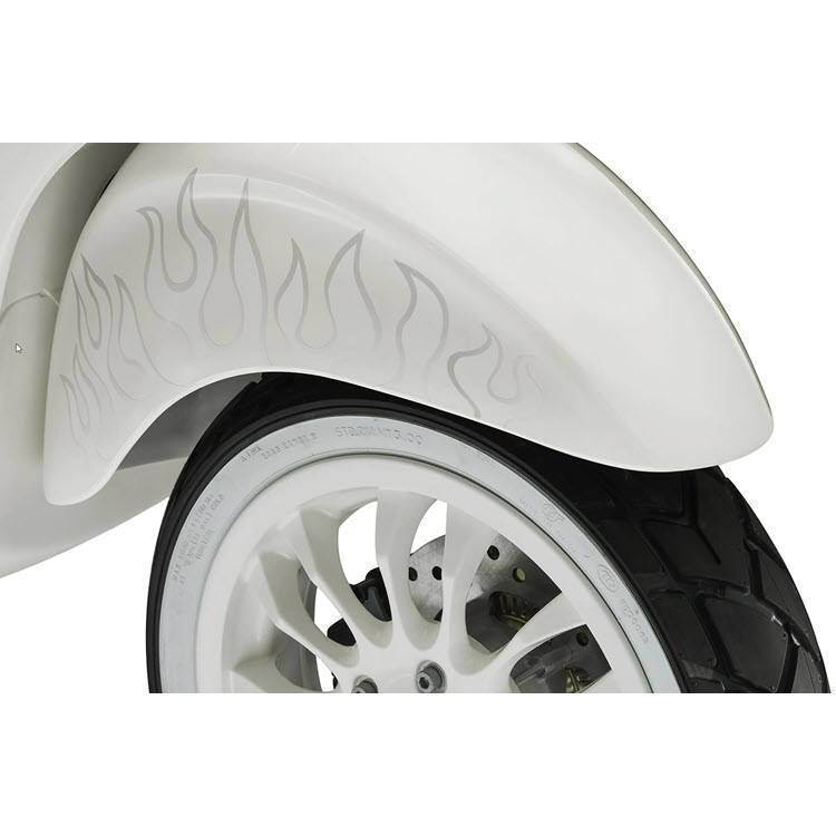 Close-up van een wit scooterwiel met spatbord met subtiele vlammenprint.