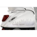 Close-up van de achterkant van een witte scooter met vlamstickers en rood achterlicht.