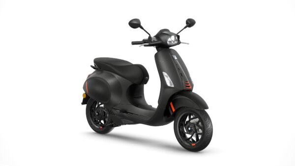Matzwarte moderne scooter met oranje accenten, driekwart vooraanzicht op witte achtergrond.