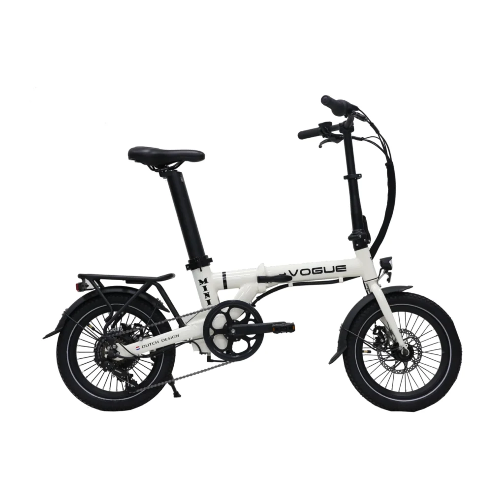 Witte opvouwbare elektrische fiets met kleine wielen, bagagedrager en schijfremmen op witte achtergrond.