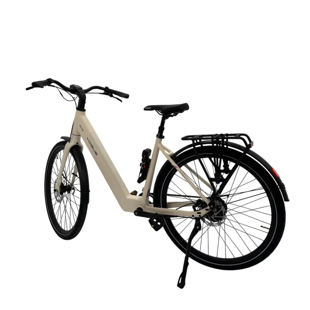 Beige elektrische stadsfiets met lage instap, bagagedrager en schijfremmen op witte achtergrond