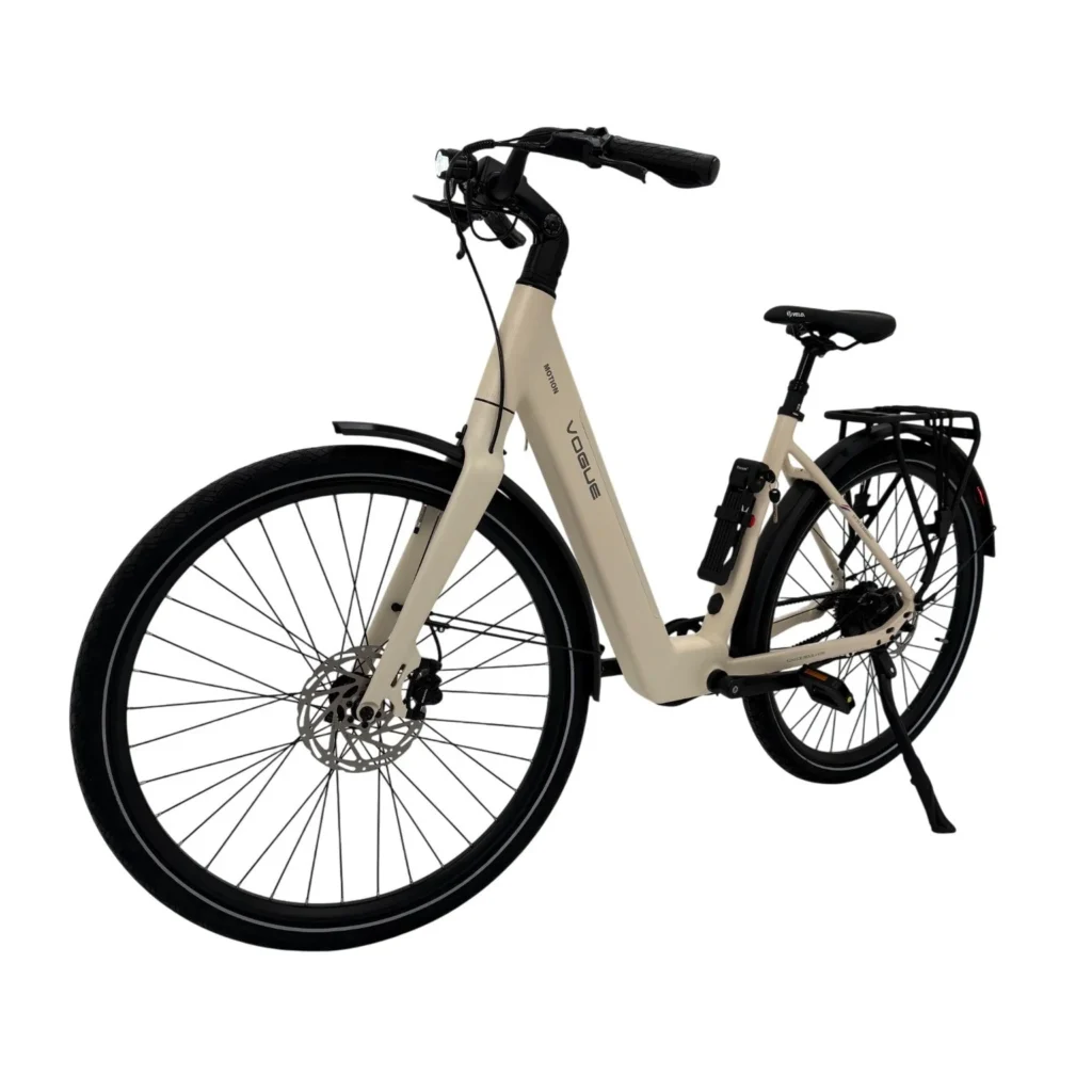 Beige elektrische stadsfiets met lage instap, schijfremmen en bagagedrager, zijaanzicht op wit.
