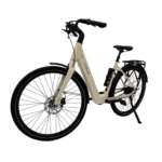Beige elektrische stadsfiets met lage instap, schijfremmen en bagagedrager, zijaanzicht op wit.