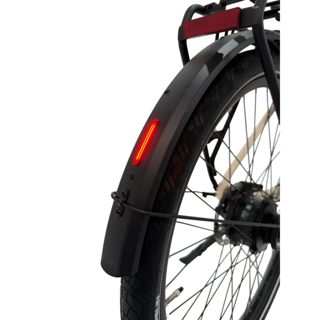 Achterwiel van een fiets met spatbord, geïntegreerd rood achterlicht en bagagedragerreflector.