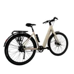 Crèmekleurige elektrische stadsfiets met lage instap, bagagedrager en spatborden, zijaanzicht op wit.