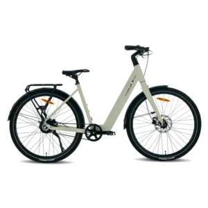 Lichtgrijze elektrische stadsfiets met lage instap, riemaandrijving en bagagedrager.