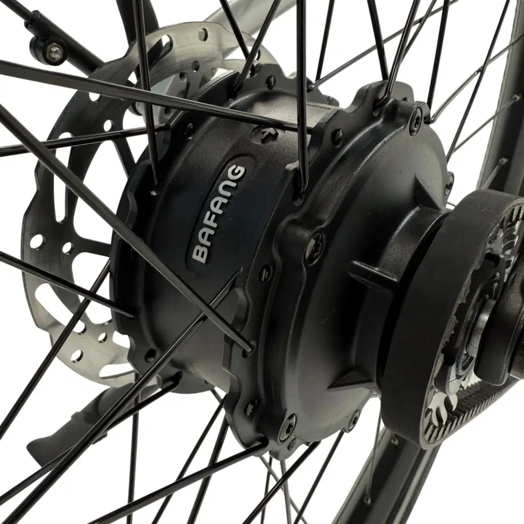 Close-up van een Bafang naafmotor met schijfrem en spaken in een wiel van een e-bike.