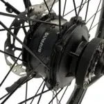 Close-up van een Bafang naafmotor met schijfrem en spaken in een wiel van een e-bike.