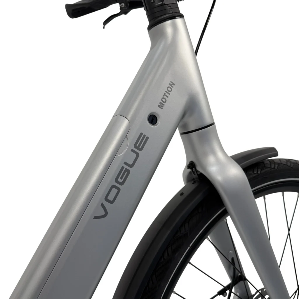 Close-up van het zilveren frame van een e-bike met geïntegreerde accu, voorvork en spatbord, Vogue Motion.