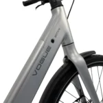 Close-up van het zilveren frame van een e-bike met geïntegreerde accu, voorvork en spatbord, Vogue Motion.