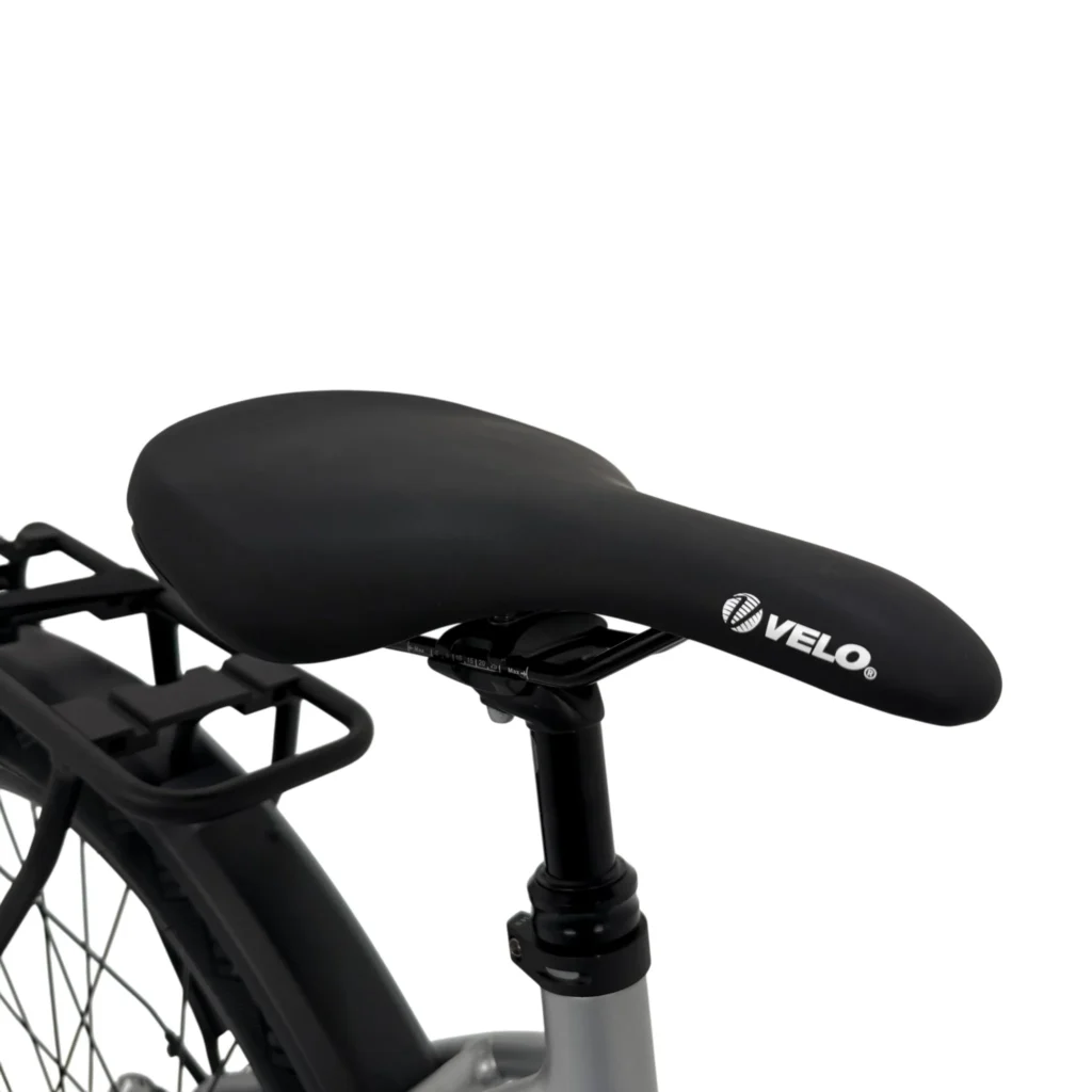 Close-up van een zwart VELO fietszadel op zadelpen naast bagagedrager