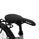 Close-up van een zwart VELO fietszadel op zadelpen naast bagagedrager