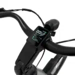 Close-up van e-bike stuur met kleurendisplay, snelheid 0 km/u, accuniveau en ECO-stand zichtbaar.