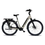 Beige Vogue e-bike met lage instap, geïntegreerde accu, schijfremmen en bagagedrager.