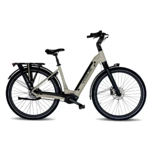 Beige Vogue e-bike met lage instap, geïntegreerde accu, schijfremmen en bagagedrager.