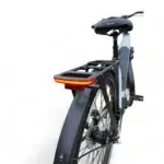 Achteraanzicht van een e-bike met bagagedrager, spatbord en geïntegreerd brandend achterlicht.