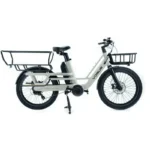 Witte Vogue elektrische transportfiets met lage instap, voor- en achterdrager, zijstandaard.