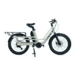 Witte elektrische longtailfiets met lage instap, schijfremmen en robuuste achterdrager.