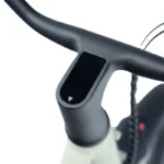 Close-up van een matzwart fietsstuur met geïntegreerde display in de stuurpen.