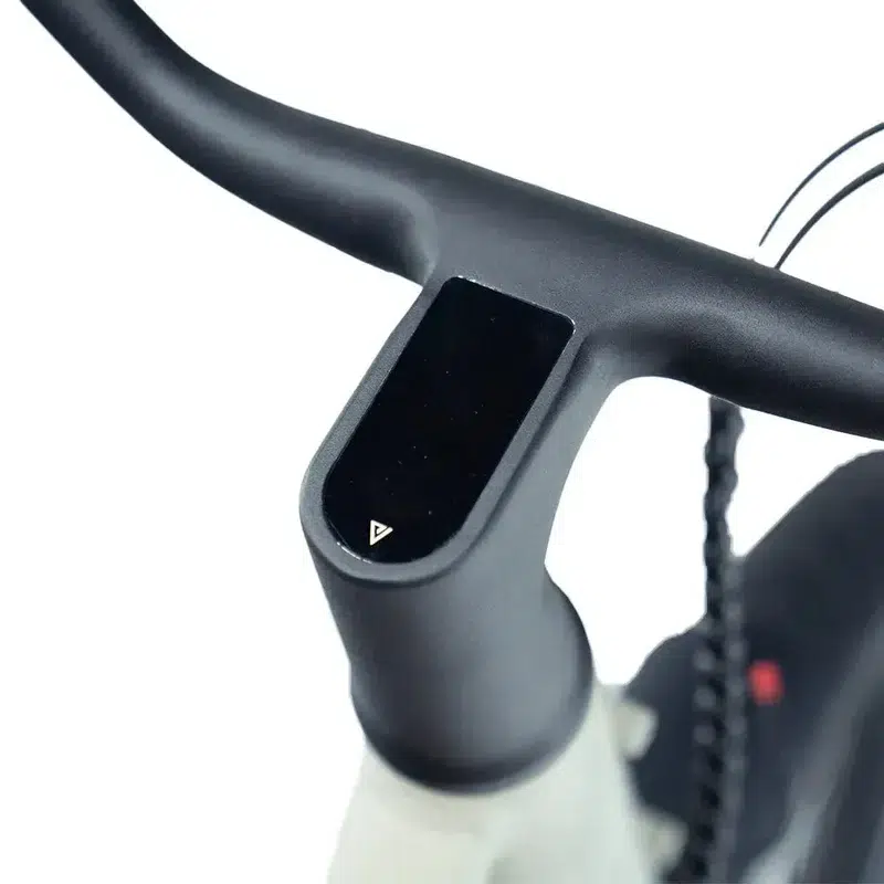 Close-up van een matzwart fietsstuur met geïntegreerde display in de stuurpen.