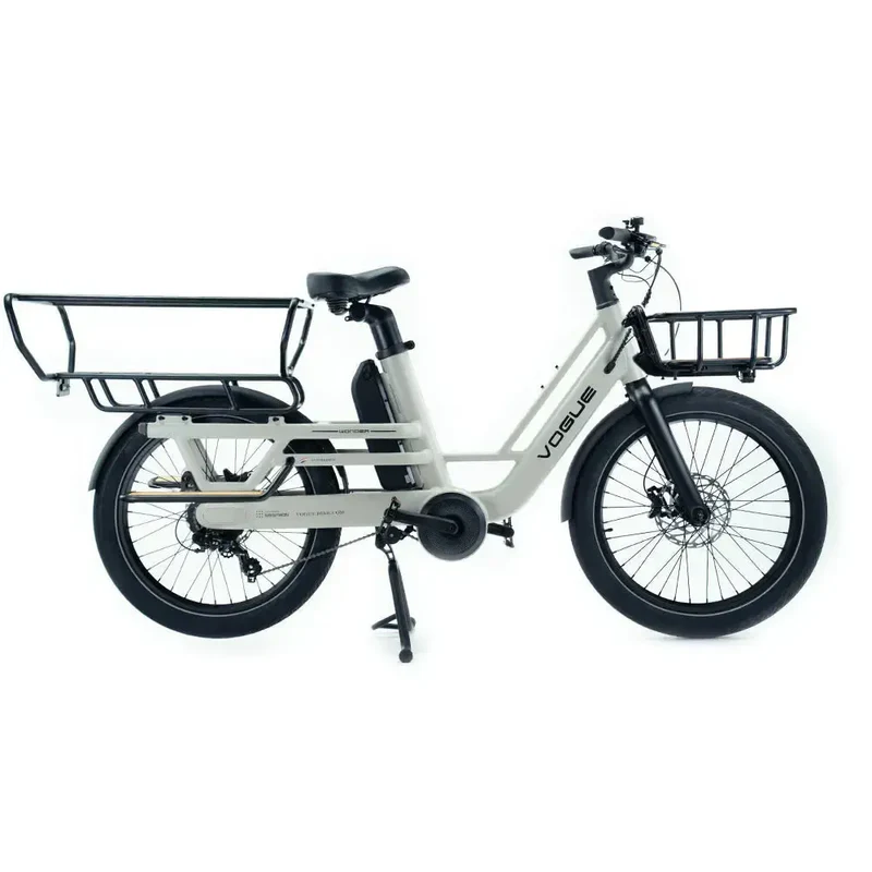 Witte Vogue elektrische transportfiets met lage instap, voor- en achterdrager, zijstandaard.