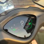 Close-up van het digitale dashboard van een elektrische scooter met batterijmeters.
