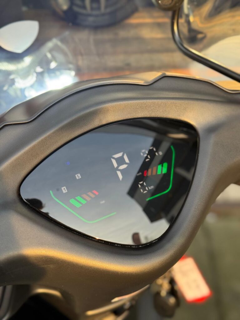 Close-up van het digitale dashboard van een elektrische scooter met batterijmeters.