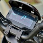 Nabijbeeld van het digitale dashboard van een elektrische scooter in parkeermodus.