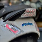 Close-up van de achterzijde van een witte scooter met LED-achterlicht en Polini-sticker.